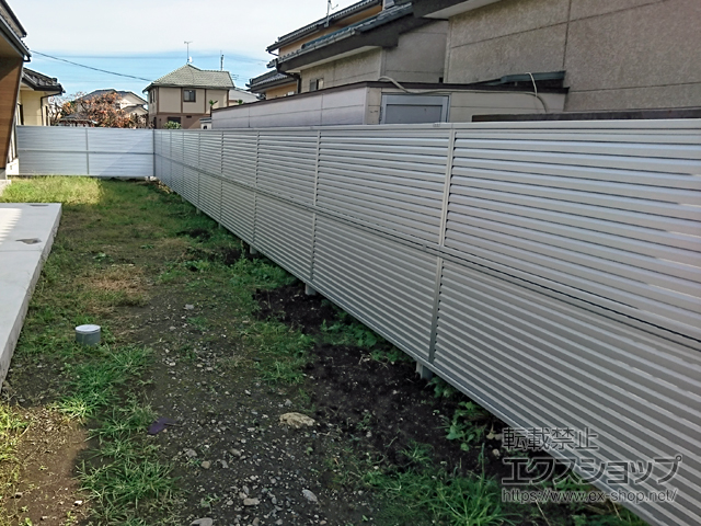 栃木県宇都宮市ののフェンス・柵 ミエーネフェンス 目隠しルーバータイプ 2段支柱 自立建て用（パネル2段） 施工例