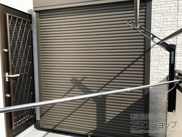 神奈川県横浜市のLIXIL リクシル（トステム）の窓シャッター 【特注】リフォームシャッター イタリヤ 手動式 施工例