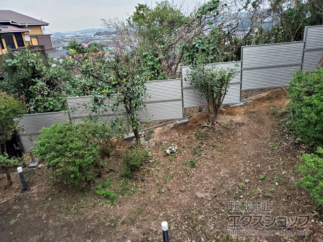 神奈川県藤沢市ののフェンス・柵 ミエーネフェンス 目隠しルーバータイプ 2段支柱 自立建て用 施工例