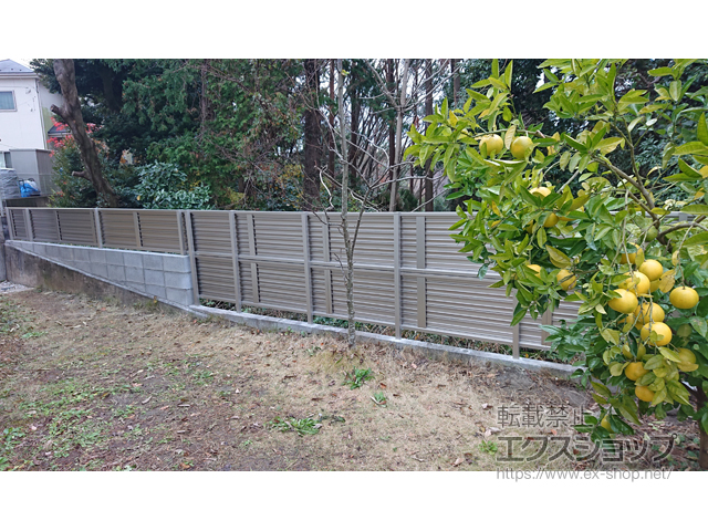 神奈川県鎌倉市ののフェンス・柵 ミエーネフェンス 目隠しルーバータイプ 2段支柱 ブロック建て用(パネル2段) 施工例