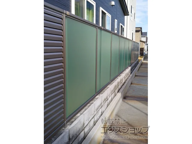 新潟県長岡市のYKKAPのフェンス・柵・塀 シンプレオフェンス13型 ルーバー + P1型 目隠しポリカパネル 自由柱施工 施工例