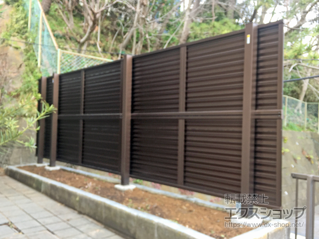 千葉県船橋市ののフェンス・柵 ミエーネフェンス 目隠しルーバータイプ 2段支柱 自立建て用（パネル2段） 施工例
