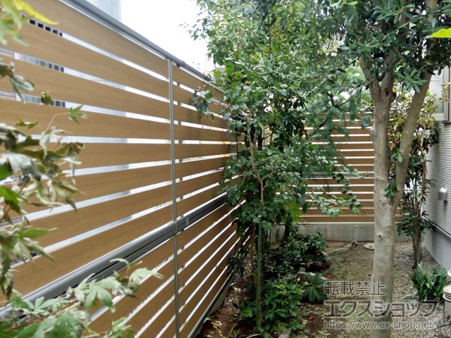埼玉県草加市ののフェンス・柵 ルシアスフェンスF04型 横板 木目カラー 2段支柱 自立建て用（パネル2段） 施工例