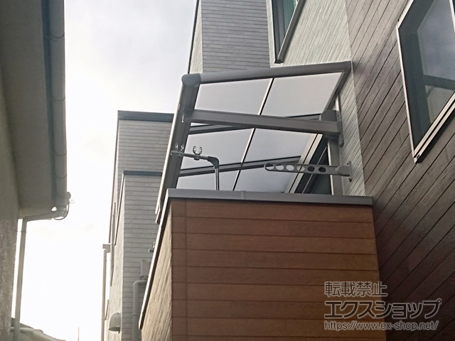 東京都品川区のLIXIL リクシル（トステム）のバルコニー・ベランダ屋根 パワーアルファ F型 ルーフタイプ 単体 積雪〜30cm対応 施工例