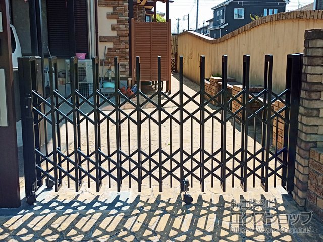 千葉県四街道市ののカーゲート トリップゲートII P型 ペットガード付き ノンレール 片開き 24S 施工例