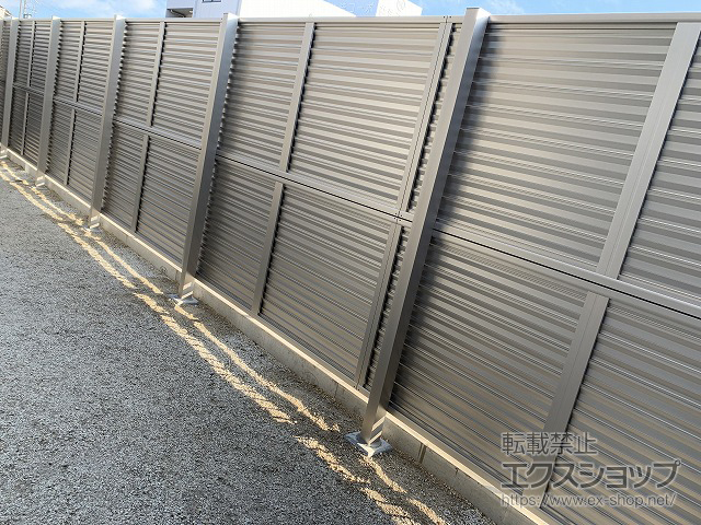 岐阜県美濃加茂市ののフェンス・柵 ミエーネフェンス 目隠しルーバータイプ 2段支柱 自立建て用（パネル2段） 施工例