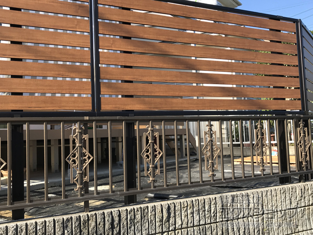 大阪府富田林市ののフェンス・柵 モクアルフェンス横板タイプ 2段支柱 自立建て用（パネル1段） 施工例