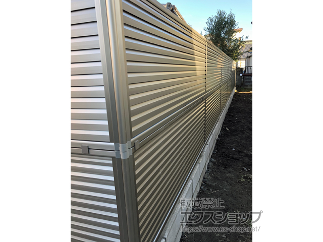 埼玉県深谷市ののフェンス・柵 ミエーネフェンス 目隠しルーバータイプ 2段支柱 ブロック建て用(パネル2段) 施工例