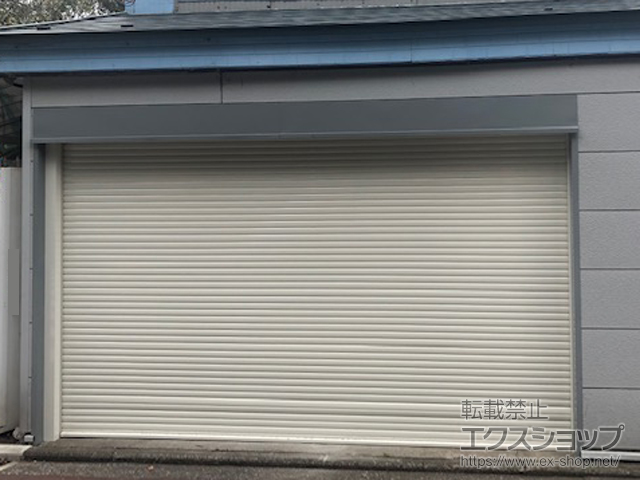 神奈川県横浜市のLIXIL リクシル（トステム）のカーゲート ガレージシャッタークワトロ 電動式 内部付タイプ 施工例