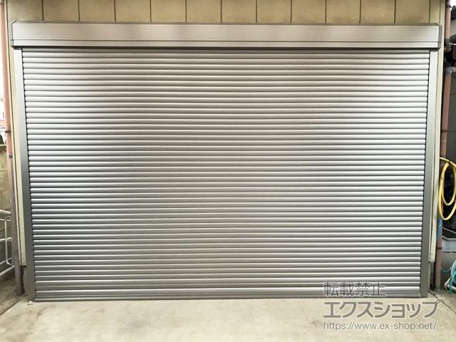 埼玉県久喜市のLIXIL リクシル（トステム）のガレージシャッター ガレージシャッタークワトロ 電動式 外部付タイプ 施工例