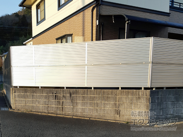 大分県大分市ののフェンス・柵 ミエーネフェンス 目隠しルーバータイプ 2段支柱 ブロック建て用 施工例