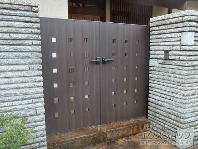 大阪府茨木市のの門扉 ルシアス門扉AK01型 小窓 両開き 木調カラー 門柱使用 施工例