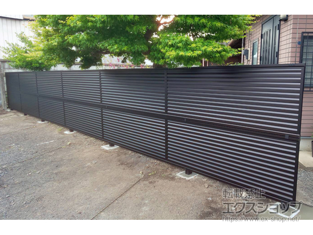 栃木県栃木市ののフェンス・柵 ミエーネフェンス 目隠しルーバータイプ 2段支柱 自立建て用 施工例