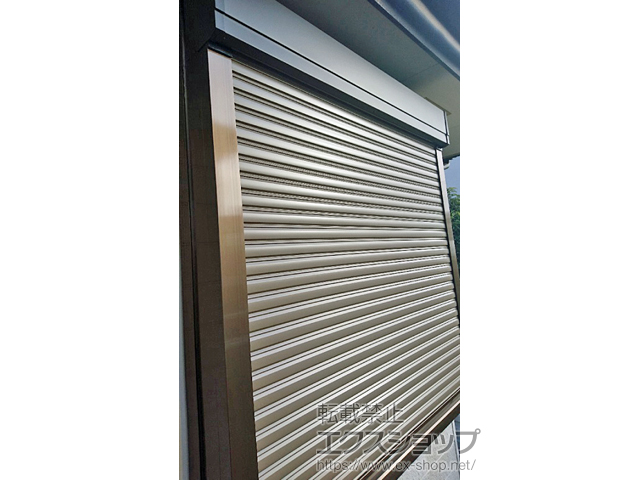 栃木県宇都宮市のLIXIL リクシル（トステム）の窓シャッター 【特注】リフォームシャッター 電動式 標準タイプ *ボックス下げ納まり 施工例