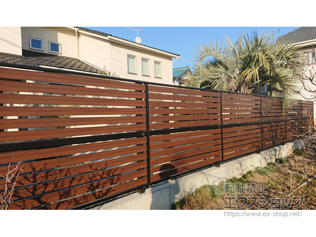 群馬県高崎市ののフェンス・柵 モクアルフェンス 横板タイプ 2段支柱 自立建て用 （パネル2段） 施工例