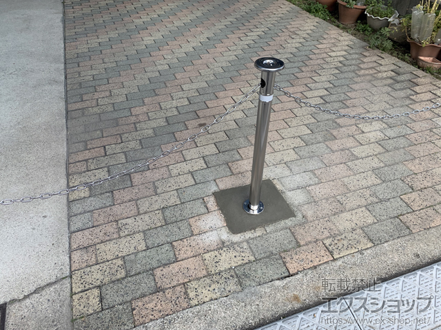 大阪府和泉市ののカーゲート スペースガード（車止め）F48型 埋込式 南京錠付き 施工例