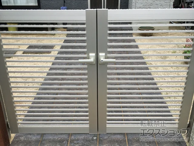 広島県福山市のYKKAPの門扉 シンプレオ門扉9型 横粗格子 両開き 門柱使用 施工例