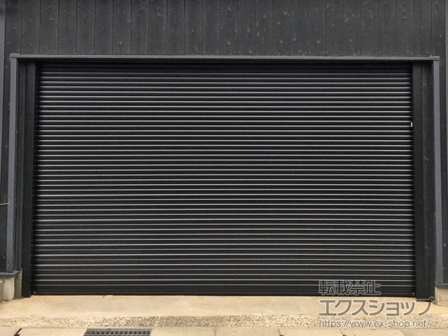 京都府京丹後市のLIXIL リクシル（トステム）のガレージシャッター ガレージシャッタークワトロ 電動式 内部付タイプ 施工例