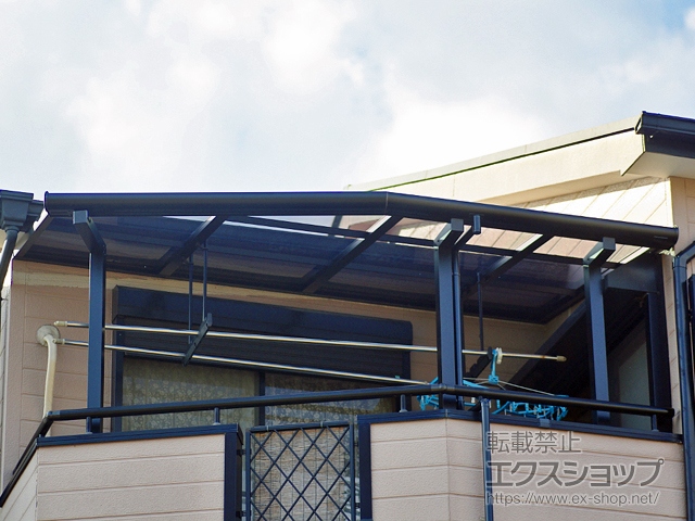 大阪府枚方市のLIXIL リクシル（トステム）のバルコニー・ベランダ屋根 パワーアルファ F型 屋根タイプ 単体 積雪〜30cm対応 *前枠隅切り納まり 施工例