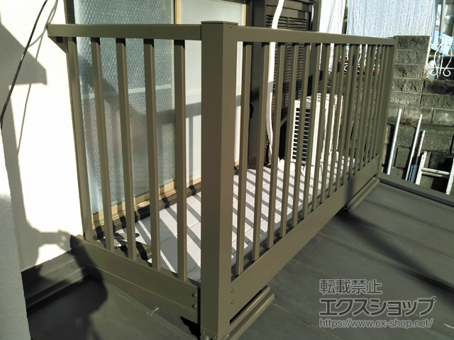 神奈川県川崎市のLIXIL リクシル（トステム）のバルコニー ビューステージHスタイル 縦太格子 単体 屋根置き式 施工例