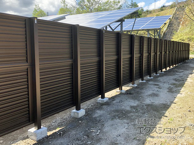 北海道苫小牧市ののフェンス・柵 ミエーネフェンス 目隠しルーバータイプ 2段支柱 自立建て用（パネル2段） 施工例