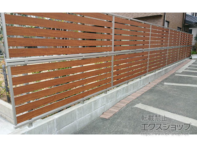 静岡県浜松市ののフェンス・柵 ルシアスフェンスF04型 横板 木目カラー 2段支柱 ブロック建て用 施工例