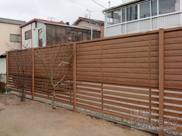 広島県尾道市ののフェンス・柵 フェンスAA YL1型 横ルーバー +YS2型 横スリット木調カラー アルミ多段柱使用 施工例