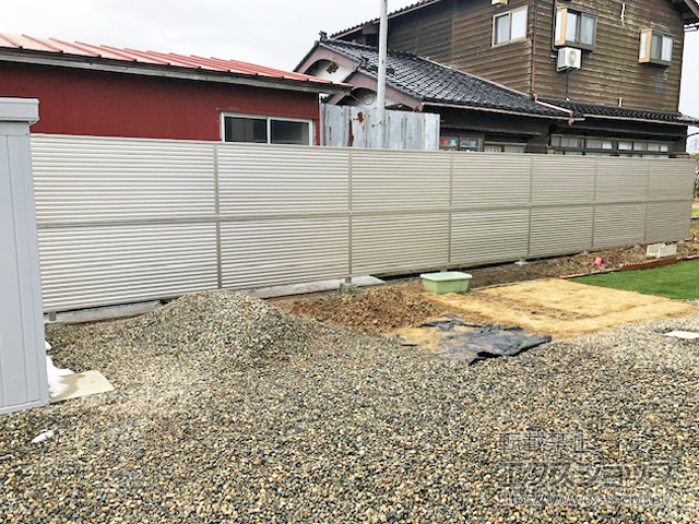 新潟県上越市ののフェンス・柵 ミエーネフェンス 目隠しルーバータイプ 2段支柱 自立建て用 施工例