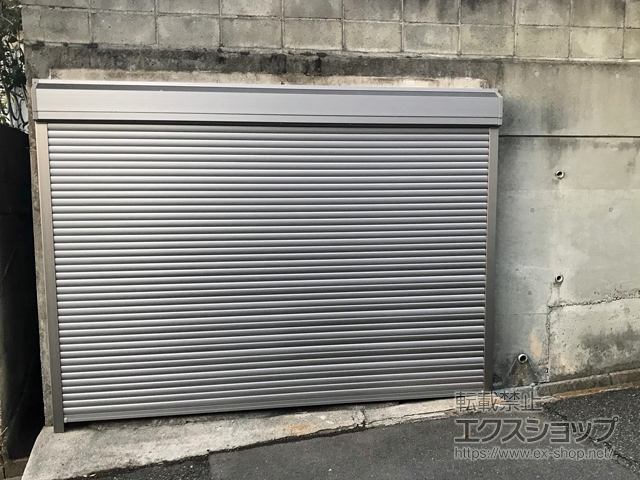 兵庫県神戸市のLIXIL リクシル（トステム）のガレージシャッター ガレージシャッタークワトロ 電動式 外部付タイプ 施工例