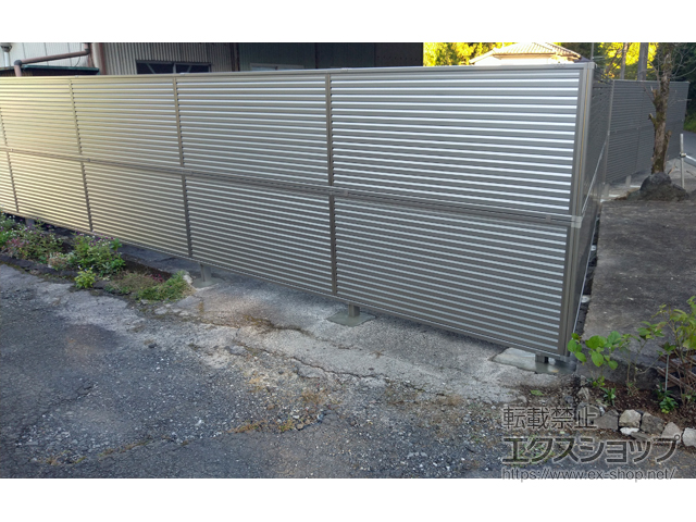 埼玉県飯能市ののフェンス・柵 ミエーネフェンス 目隠しルーバータイプ 2段支柱 自立建て用 施工例