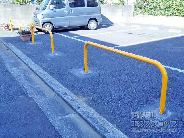 東京都足立区ののカーゲート スペースガード(車止め) U60型≪スチール≫ 取外し式 フタ付き・南京錠付き 施工例