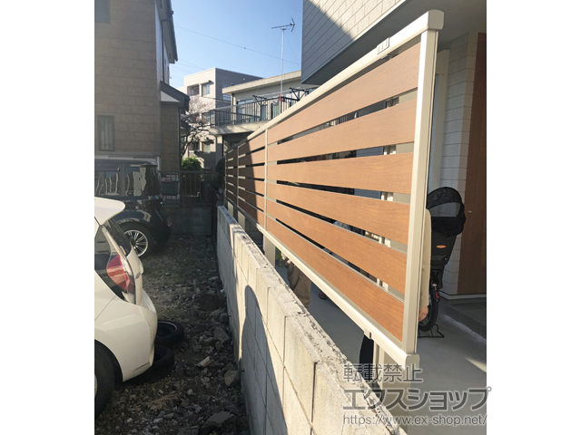 東京都葛飾区ののフェンス・柵 ルシアスフェンスF04型 横板 木目カラー 上段のみ設置 自立建て用 施工例