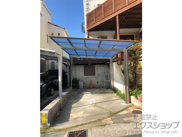 神奈川県藤沢市ののカーポート フーゴF (フラットスタイル) 木調色 積雪〜20cm対応＋フーゴF 着脱式サポート柱 施工例