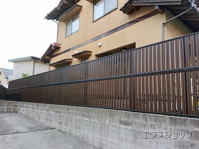 島根県松江市ののフェンス・柵 ルシアスフェンスF03型 たて半目隠し 木調カラー 2段支柱 自立建て用 (パネル2段) 施工例