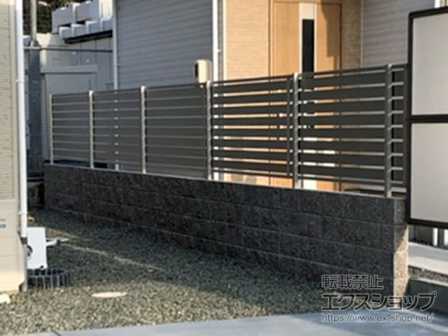 広島県福山市ののフェンス・柵 ルシアスフェンスF04型 横板 木目カラー　自由柱施工 施工例