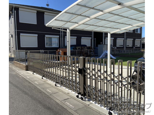 埼玉県羽生市ののカーゲート トリップゲートII P型 ペットガード付き 後付けガイドレール 両開き親子  87W（33S+54M） 施工例