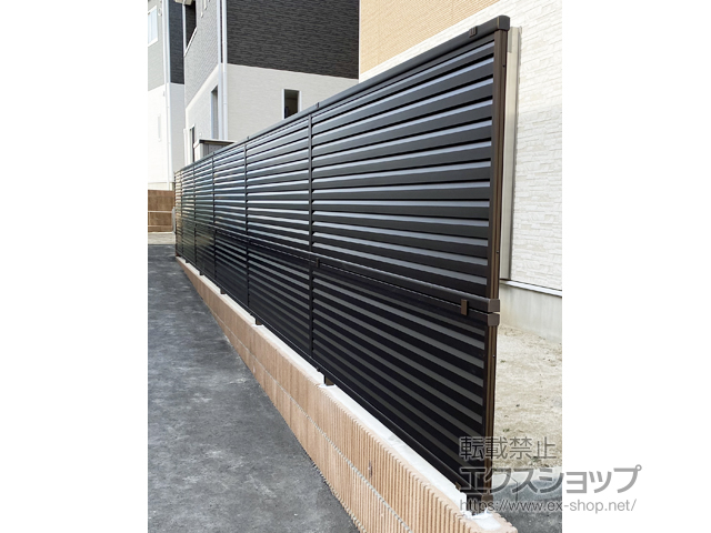 福島県郡山市ののフェンス・柵 ミエーネフェンス 目隠しルーバータイプ 2段支柱 ブロック建て用(パネル2段) 施工例