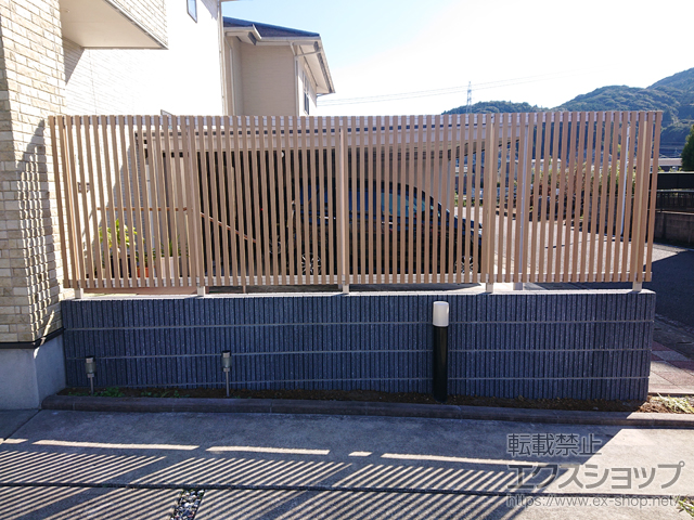佐賀県嬉野市ののフェンス・柵 ルシアスフェンスH08型 縦板+細縦格子 複合カラー 自由柱施工 施工例
