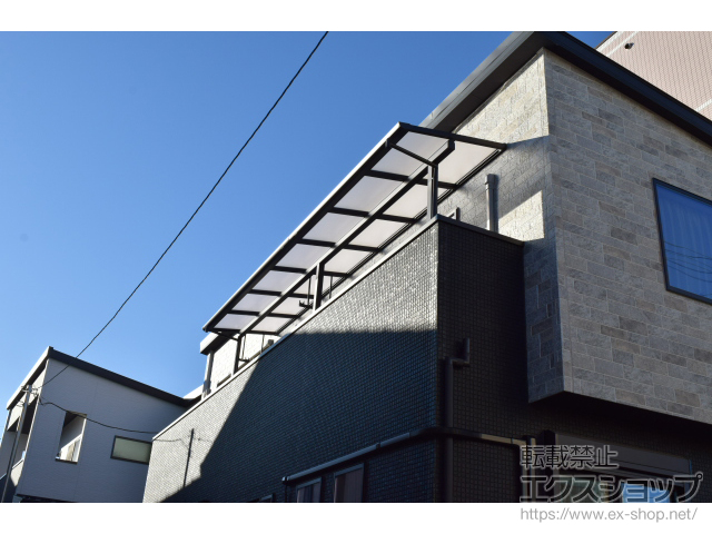埼玉県川口市ののバルコニー・ベランダ屋根 ソラリア F型 屋根タイプ 連棟 積雪〜20cm対応＋吊り下げ式固定物干し 施工例