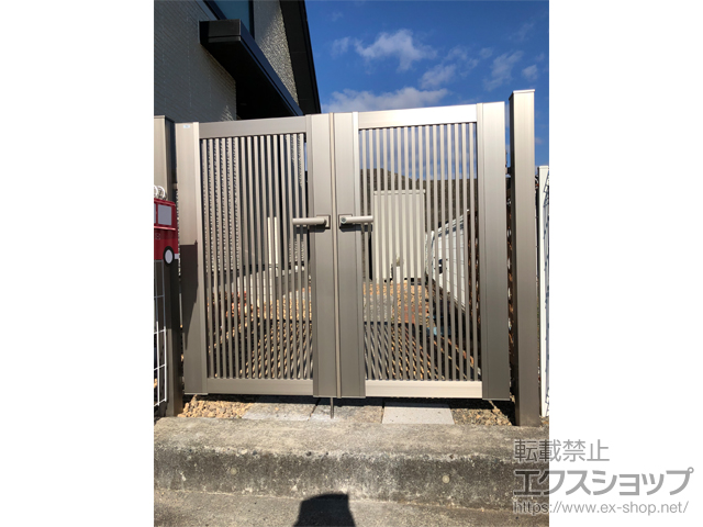山梨県韮崎市のの門扉 ニューカムフィ2型 たて細格子 両開き 門柱タイプ 施工例