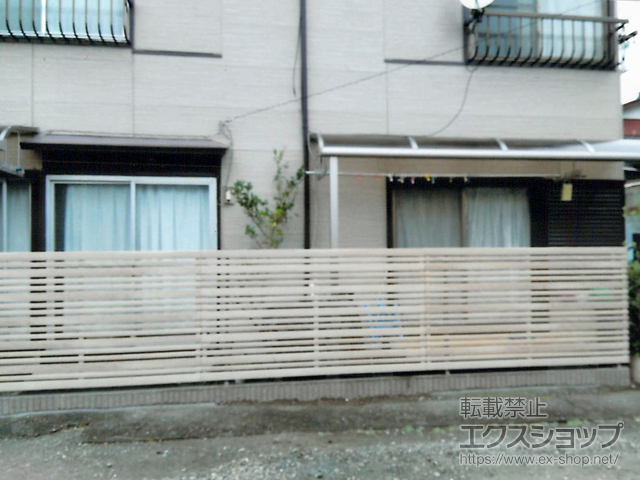 埼玉県川口市ののフェンス・柵 フェンスAA YR1型 横格子 ランダム 木調カラー フリーポールタイプ 施工例