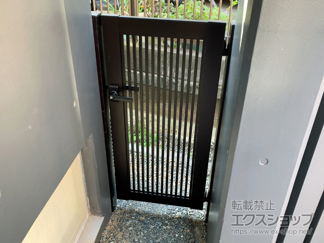 神奈川県横浜市のの門扉 シンプレオ門扉2型 縦格子 片開き 門柱使用 施工例