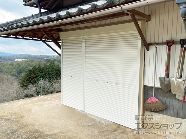 岡山県加賀郡吉備中央町のLIXIL リクシル（トステム）のガレージシャッター ガレージシャッタークワトロ 手動式 外部付タイプ *連窓仕様 施工例