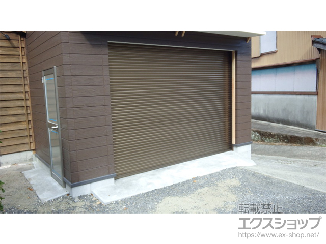 鹿児島県南九州市のLIXIL リクシル（トステム）のガレージシャッター 【特注】ガレージシャッタークワトロ 電動式 内部付タイプ 施工例