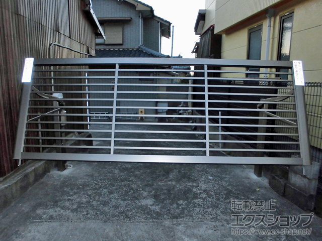 長崎県雲仙市ののカーゲート スウィングアップゲート　1型 横格子 電動式 施工例