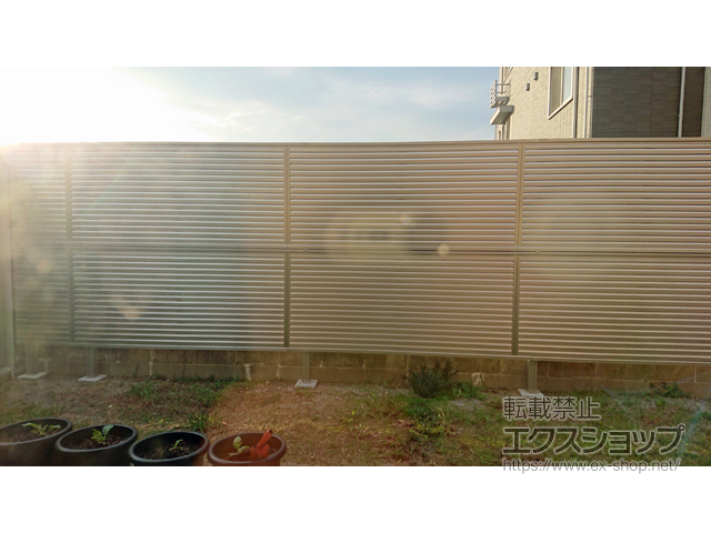 佐賀県佐賀市ののフェンス・柵 ミエーネフェンス 目隠しルーバータイプ 2段支柱 自立建て用 施工例