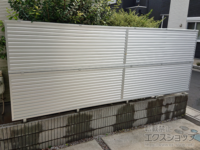 埼玉県新座市ののフェンス・柵 ミエーネフェンス 目隠しルーバータイプ 2段支柱 ブロック建て用(パネル2段) 施工例