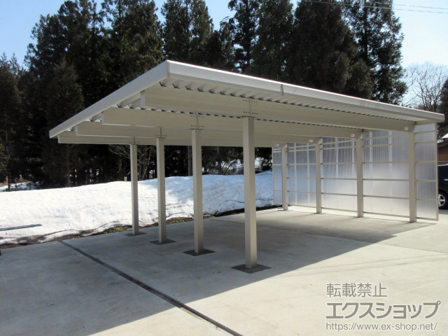 新潟県東蒲原郡阿賀町ののカーポート ジーポートneo 2台用 間口延長 8本角柱 積雪〜200cm対応＋ジーポートneo用 サイドパネル<波板タイプ> 施工例