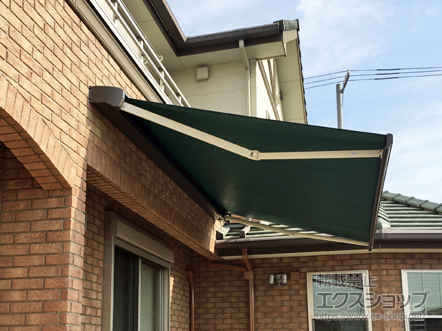 香川県高松市のLIXIL リクシル（トステム）のオーニング・日よけ 彩風 あやかぜ C型 手動式 壁付納まり 施工例