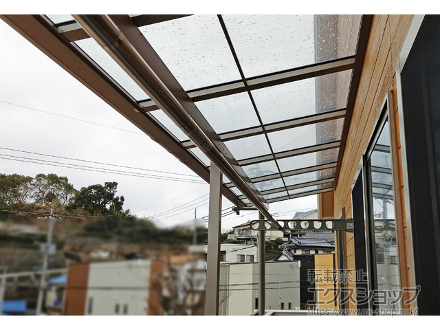 長崎県佐世保市のLIXIL リクシル（トステム）のバルコニー・ベランダ屋根 パワーアルファ F型 屋根タイプ 連棟 積雪〜30cm対応 施工例